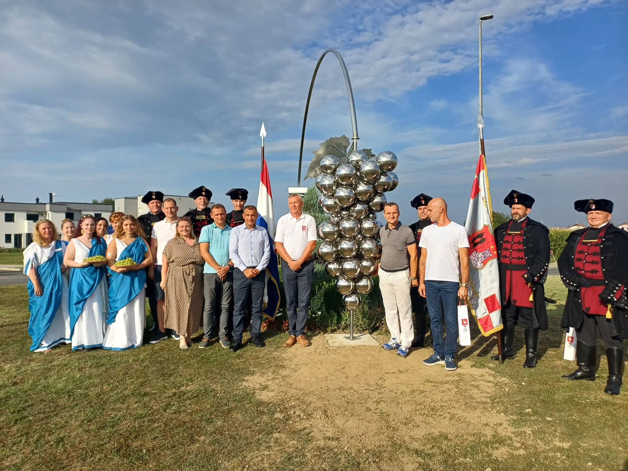 Nova skulptura grozd u Svetom Martinu na Muri (7) Nova skulptura grozd u Svetom Martinu na Muri (7)