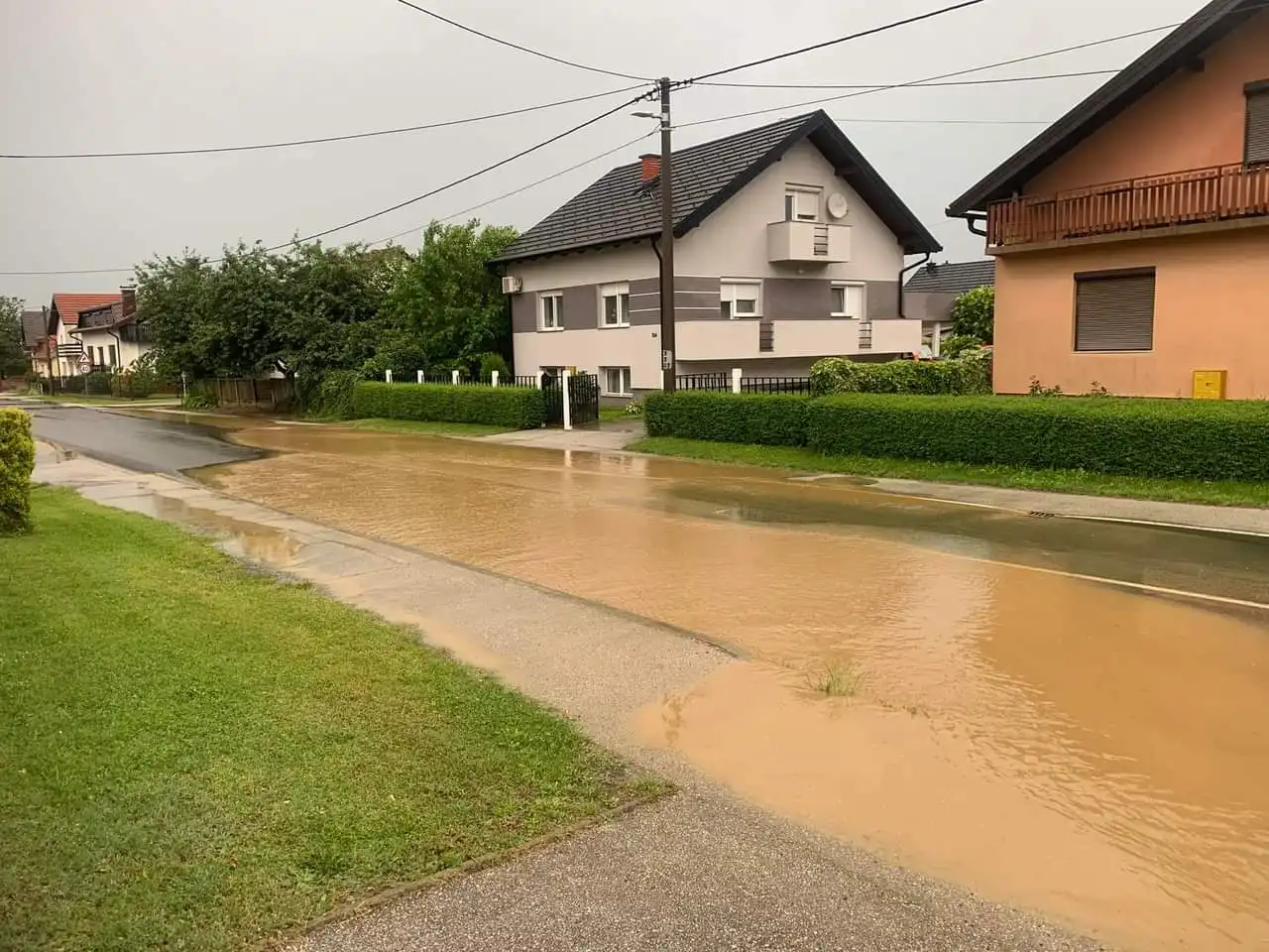 Novo Selo Rok, voda na cesti 2024 (1) Novo Selo Rok, voda na cesti 2024 (1)