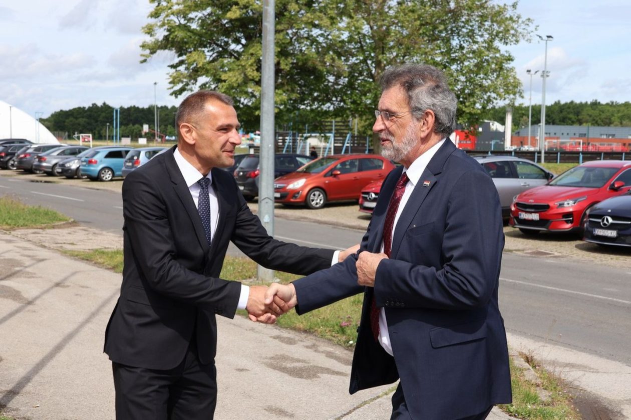 OBNOVA UČENIČKOG DOMA Ministar Fuchs obišao radove u Čakovcu (1)