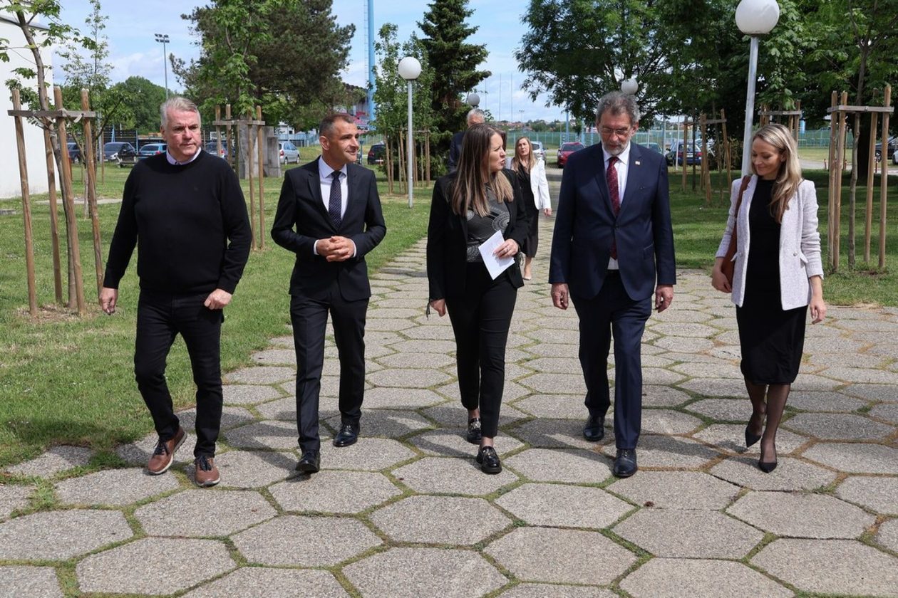 OBNOVA UČENIČKOG DOMA Ministar Fuchs obišao radove u Čakovcu (2)