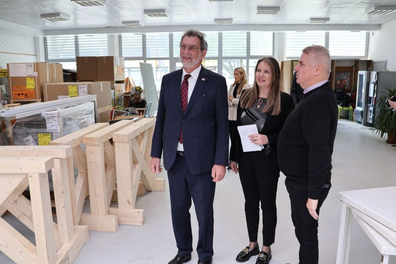 OBNOVA UČENIČKOG DOMA Ministar Fuchs obišao radove u Čakovcu (4)