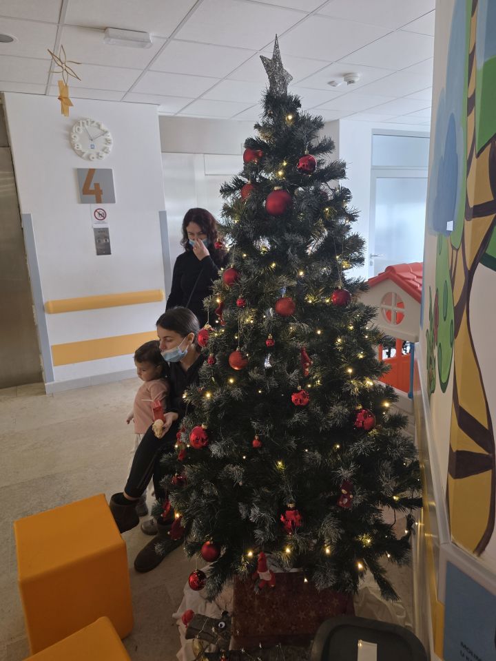 ODJEL PEDIJATRIJE Dramska družina Cipelići razveselila djecu predstavom “Crvenkapica i Djed Mrz u šumi” (1)