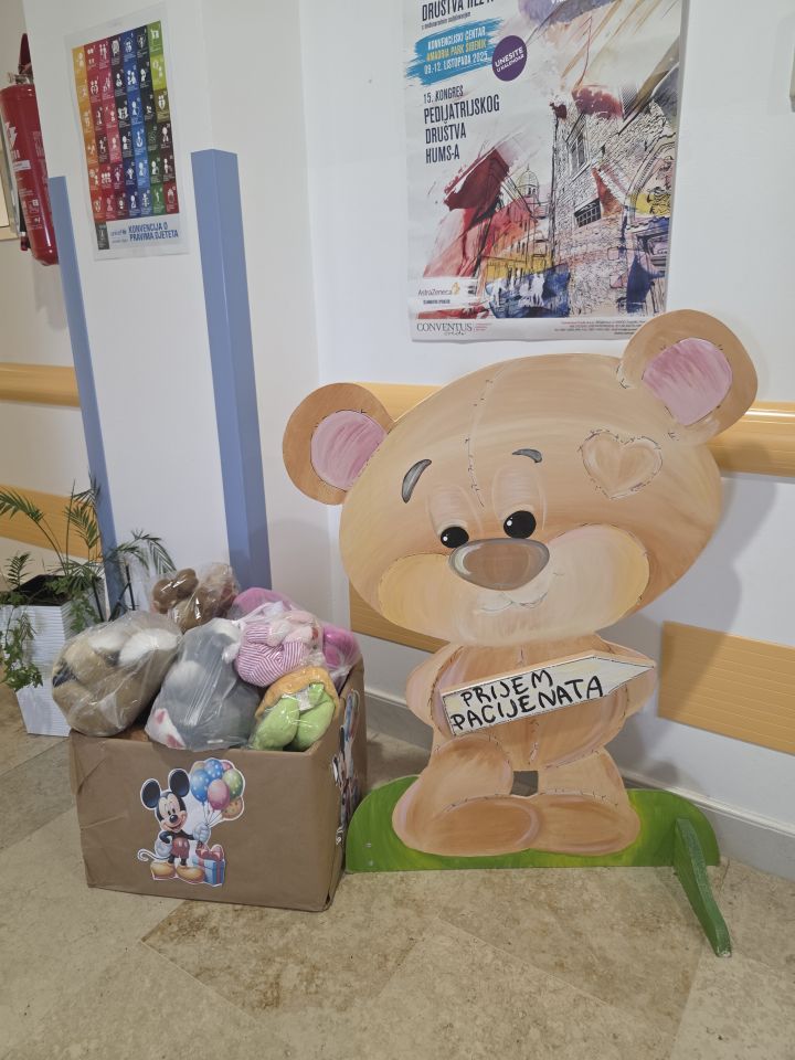 ODJEL PEDIJATRIJE Dramska družina Cipelići razveselila djecu predstavom “Crvenkapica i Djed Mrz u šumi” (11)