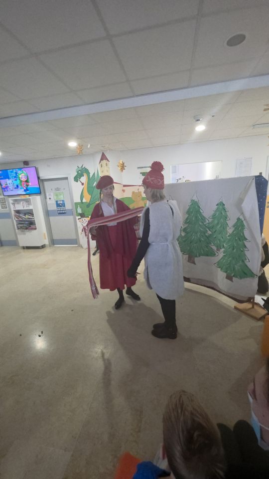 ODJEL PEDIJATRIJE Dramska družina Cipelići razveselila djecu predstavom “Crvenkapica i Djed Mrz u šumi” (43)