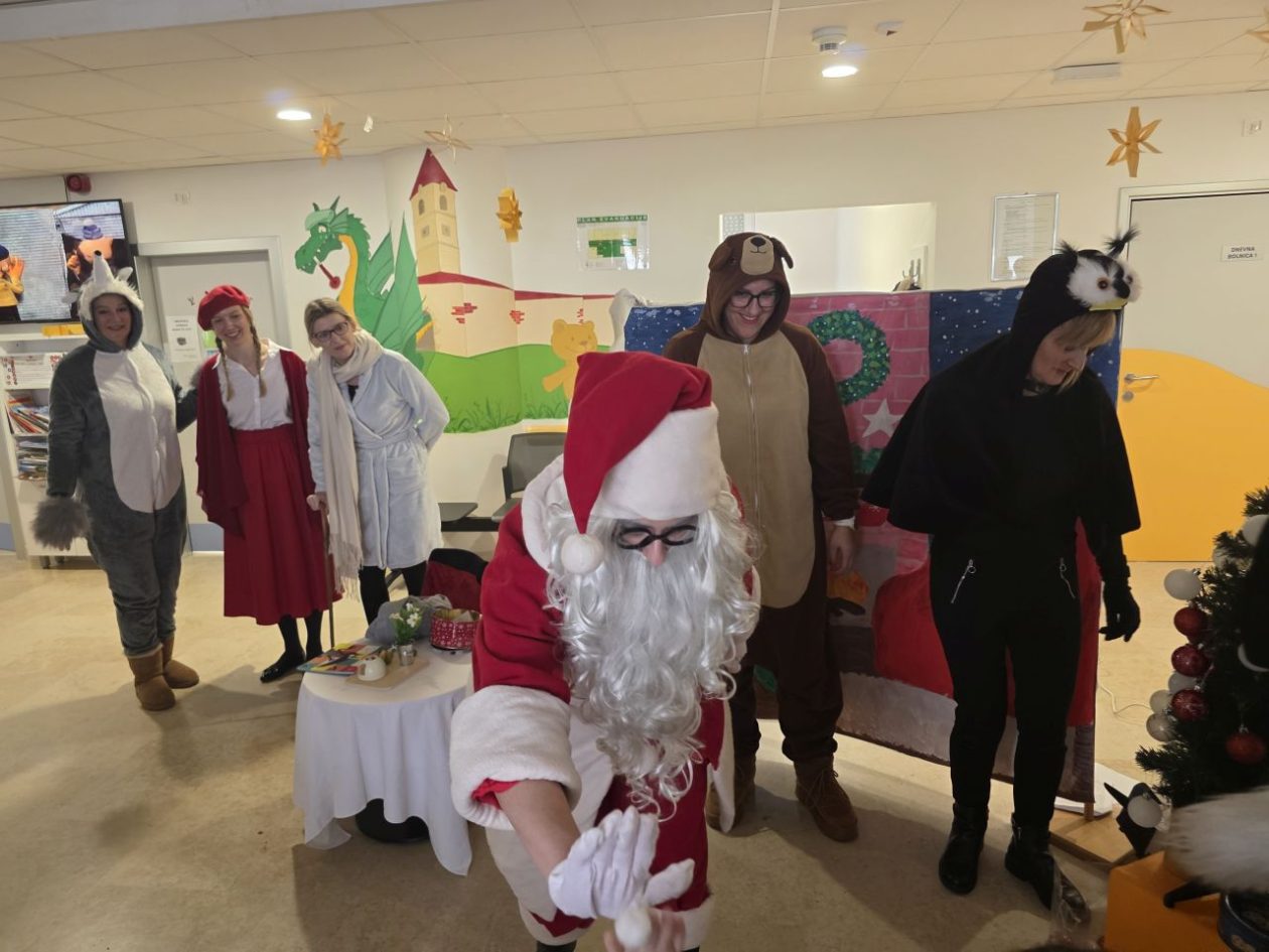 ODJEL PEDIJATRIJE Dramska družina Cipelići razveselila djecu predstavom “Crvenkapica i Djed Mrz u šumi” (44)