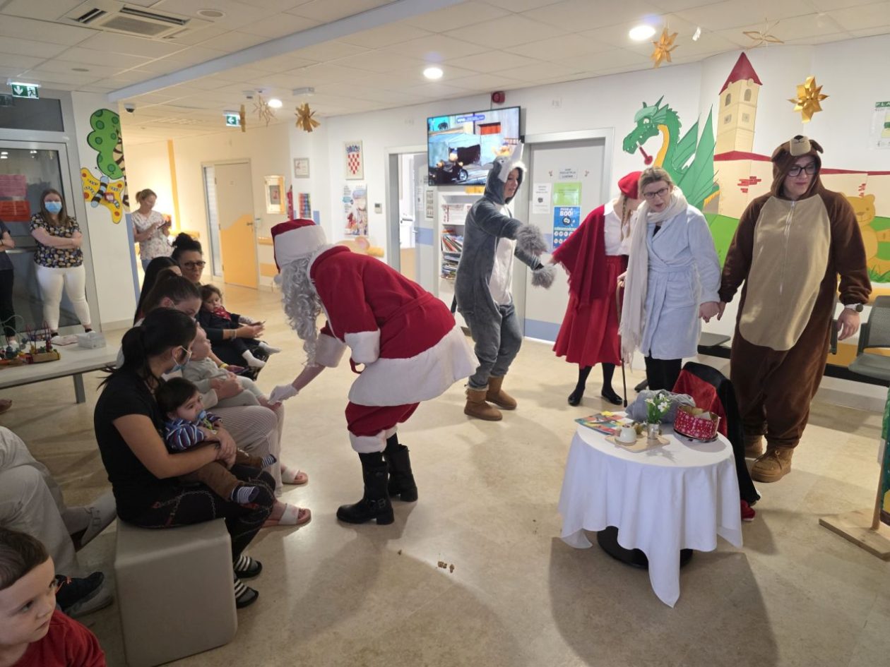 ODJEL PEDIJATRIJE Dramska družina Cipelići razveselila djecu predstavom “Crvenkapica i Djed Mrz u šumi” (45)