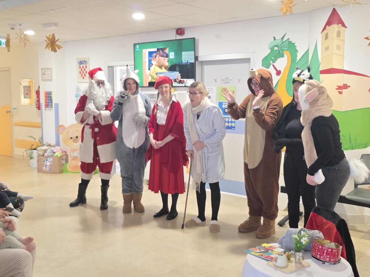 ODJEL PEDIJATRIJE Dramska družina Cipelići razveselila djecu predstavom “Crvenkapica i Djed Mrz u šumi” (46)