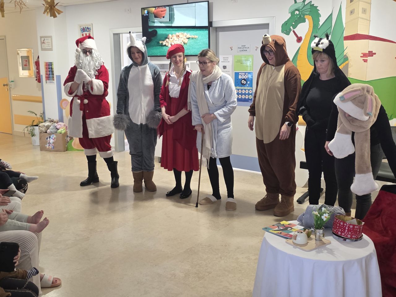 ODJEL PEDIJATRIJE Dramska družina Cipelići razveselila djecu predstavom “Crvenkapica i Djed Mrz u šumi” (47)