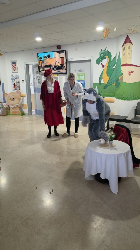 ODJEL PEDIJATRIJE Dramska družina Cipelići razveselila djecu predstavom “Crvenkapica i Djed Mrz u šumi” (51)