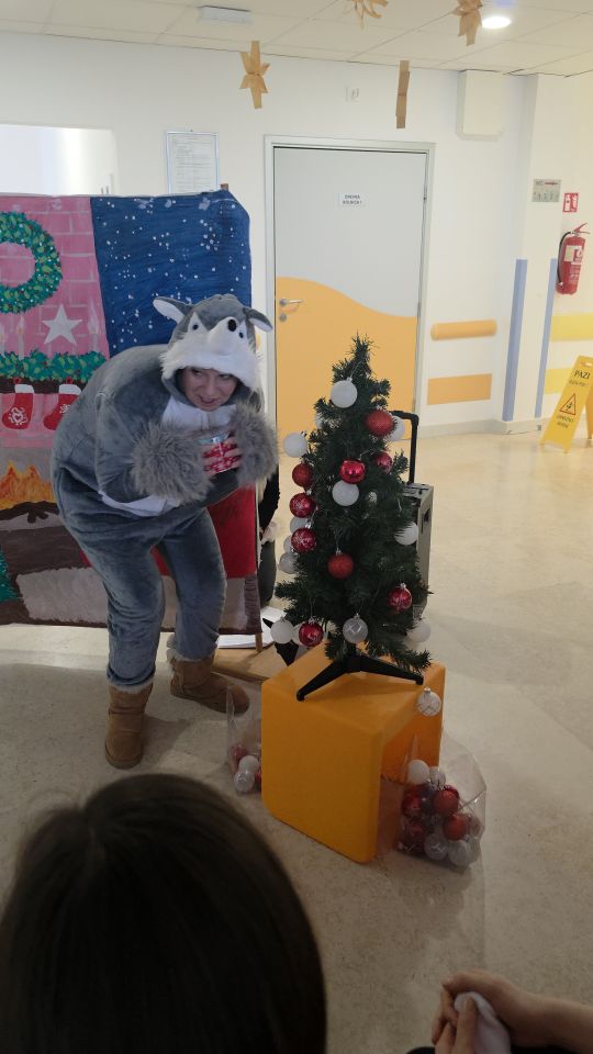 ODJEL PEDIJATRIJE Dramska družina Cipelići razveselila djecu predstavom “Crvenkapica i Djed Mrz u šumi” (52)