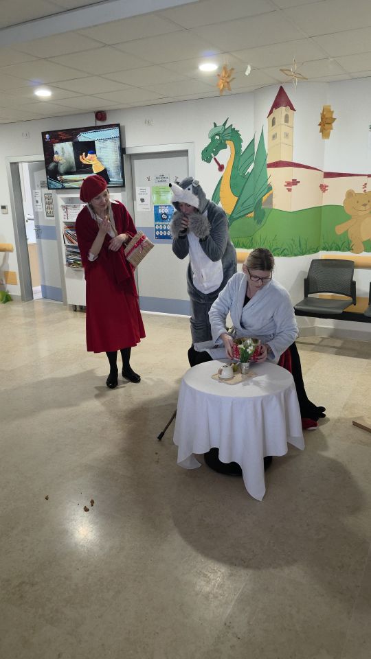 ODJEL PEDIJATRIJE Dramska družina Cipelići razveselila djecu predstavom “Crvenkapica i Djed Mrz u šumi” (53)