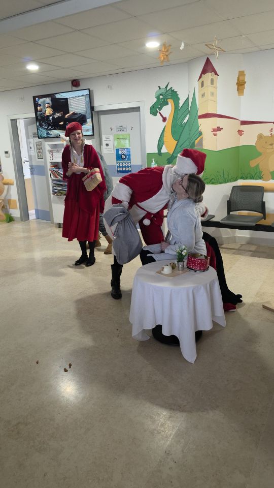 ODJEL PEDIJATRIJE Dramska družina Cipelići razveselila djecu predstavom “Crvenkapica i Djed Mrz u šumi” (55)
