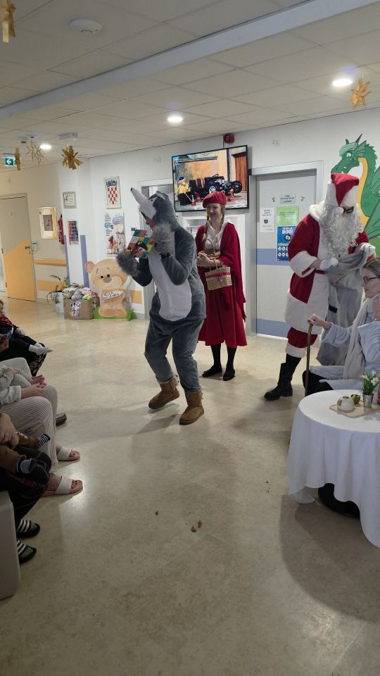 ODJEL PEDIJATRIJE Dramska družina Cipelići razveselila djecu predstavom “Crvenkapica i Djed Mrz u šumi” (56)