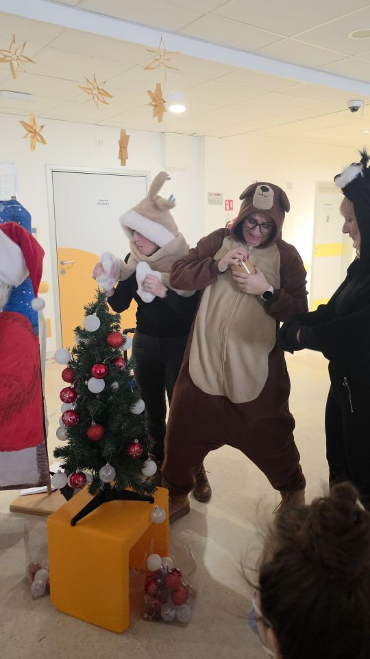 ODJEL PEDIJATRIJE Dramska družina Cipelići razveselila djecu predstavom “Crvenkapica i Djed Mrz u šumi” (57)