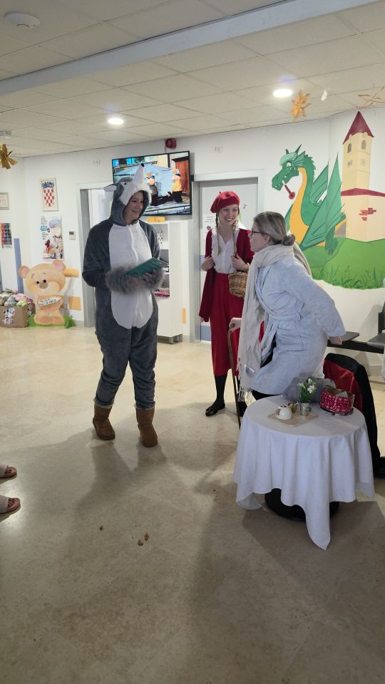 ODJEL PEDIJATRIJE Dramska družina Cipelići razveselila djecu predstavom “Crvenkapica i Djed Mrz u šumi” (58)