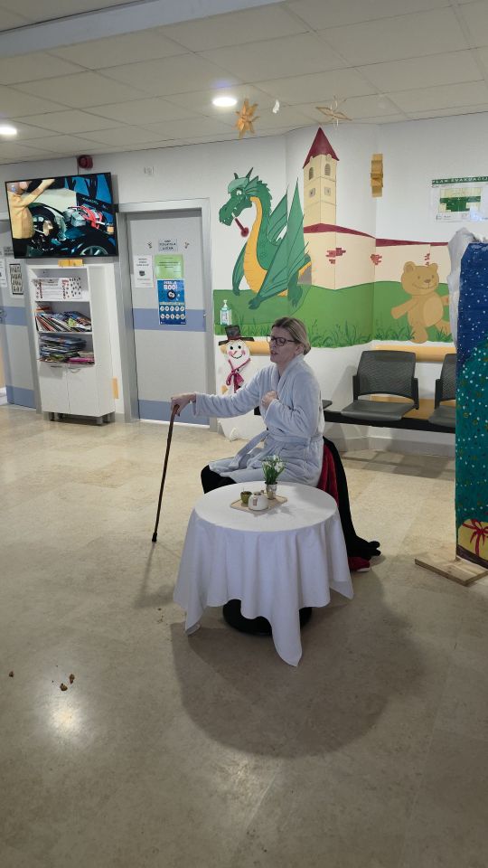 ODJEL PEDIJATRIJE Dramska družina Cipelići razveselila djecu predstavom “Crvenkapica i Djed Mrz u šumi” (59)