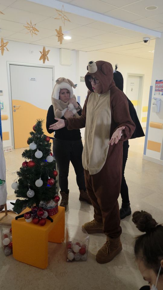 ODJEL PEDIJATRIJE Dramska družina Cipelići razveselila djecu predstavom “Crvenkapica i Djed Mrz u šumi” (60)