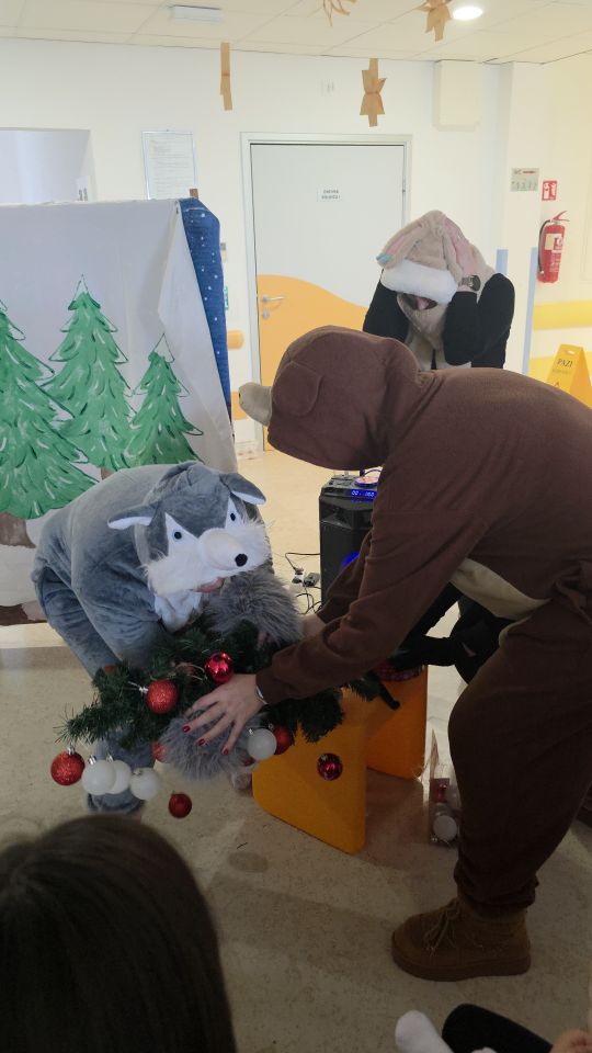 ODJEL PEDIJATRIJE Dramska družina Cipelići razveselila djecu predstavom “Crvenkapica i Djed Mrz u šumi” (61)