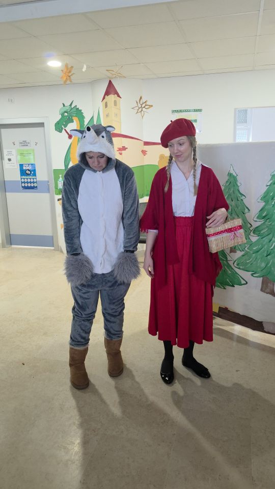 ODJEL PEDIJATRIJE Dramska družina Cipelići razveselila djecu predstavom “Crvenkapica i Djed Mrz u šumi” (62)