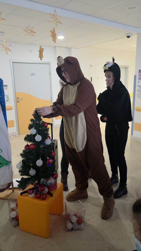 ODJEL PEDIJATRIJE Dramska družina Cipelići razveselila djecu predstavom “Crvenkapica i Djed Mrz u šumi” (63)