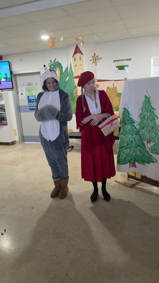 ODJEL PEDIJATRIJE Dramska družina Cipelići razveselila djecu predstavom “Crvenkapica i Djed Mrz u šumi” (64)