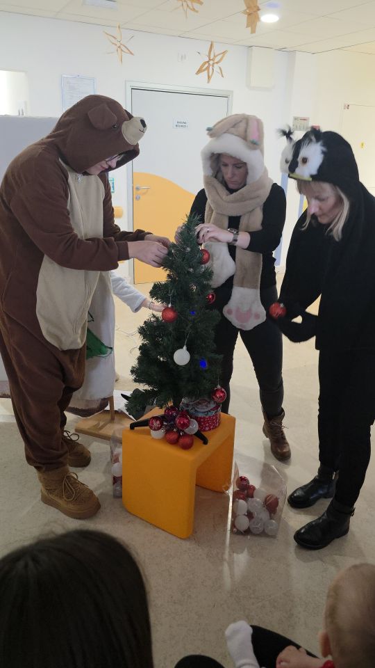 ODJEL PEDIJATRIJE Dramska družina Cipelići razveselila djecu predstavom “Crvenkapica i Djed Mrz u šumi” (66)