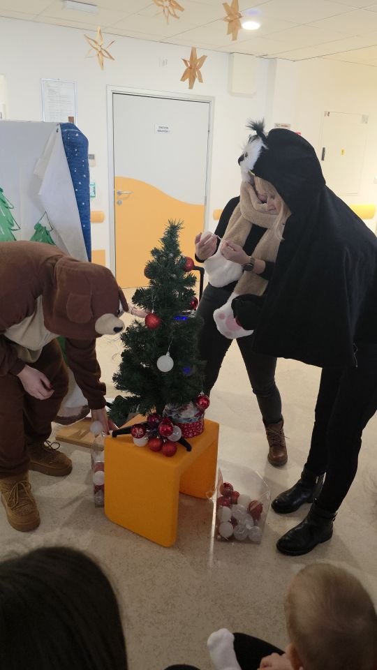 ODJEL PEDIJATRIJE Dramska družina Cipelići razveselila djecu predstavom “Crvenkapica i Djed Mrz u šumi” (67)