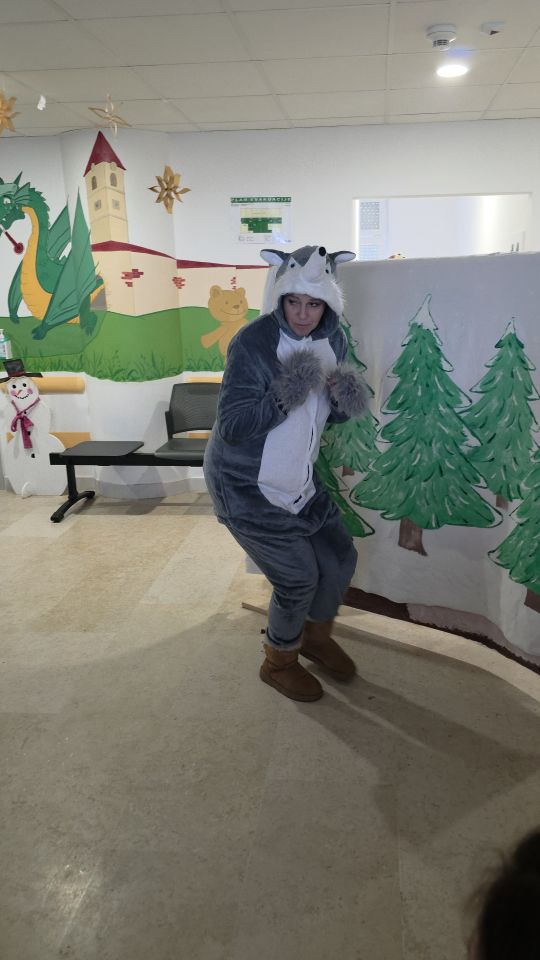 ODJEL PEDIJATRIJE Dramska družina Cipelići razveselila djecu predstavom “Crvenkapica i Djed Mrz u šumi” (69)