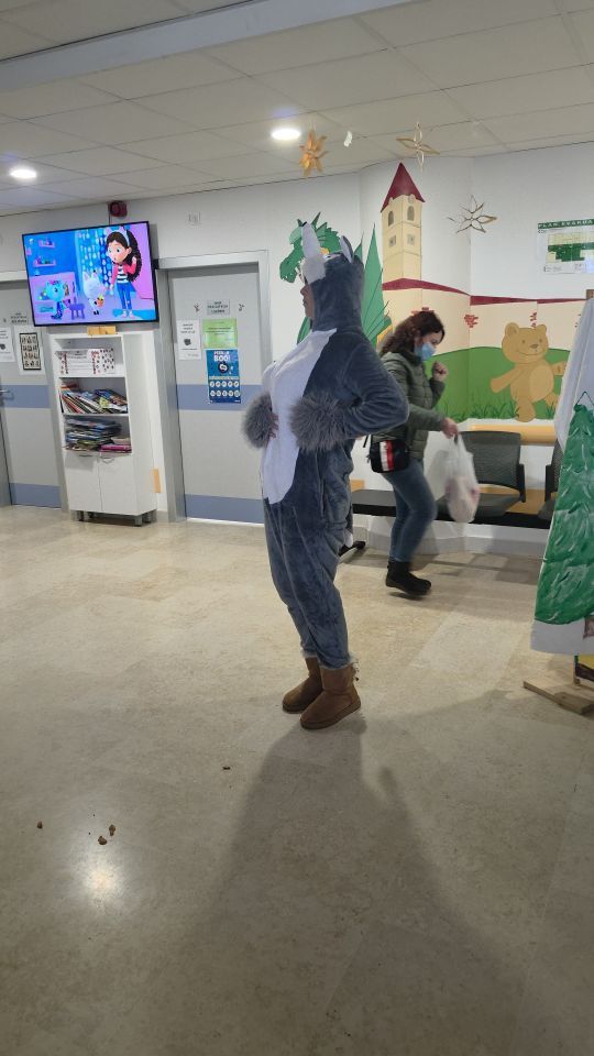 ODJEL PEDIJATRIJE Dramska družina Cipelići razveselila djecu predstavom “Crvenkapica i Djed Mrz u šumi” (70)