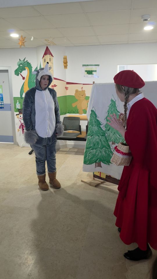 ODJEL PEDIJATRIJE Dramska družina Cipelići razveselila djecu predstavom “Crvenkapica i Djed Mrz u šumi” (71)
