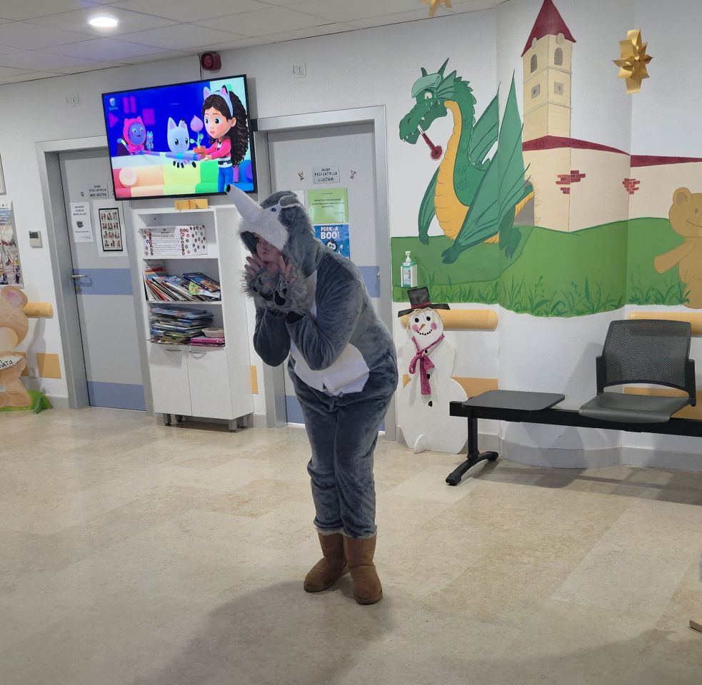 ODJEL PEDIJATRIJE Dramska družina Cipelići razveselila djecu predstavom “Crvenkapica i Djed Mrz u šumi” (72)