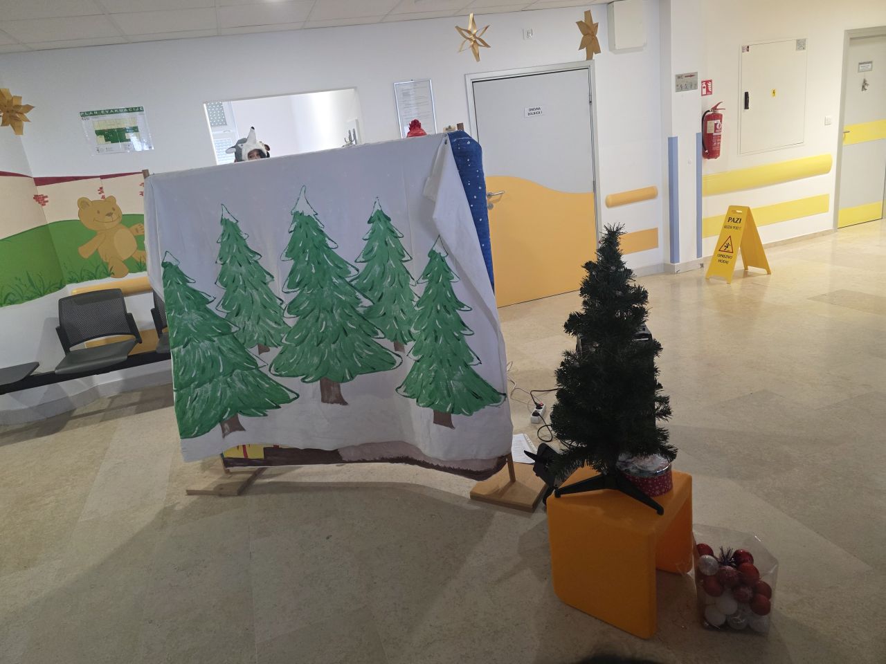 ODJEL PEDIJATRIJE Dramska družina Cipelići razveselila djecu predstavom “Crvenkapica i Djed Mrz u šumi” (73)