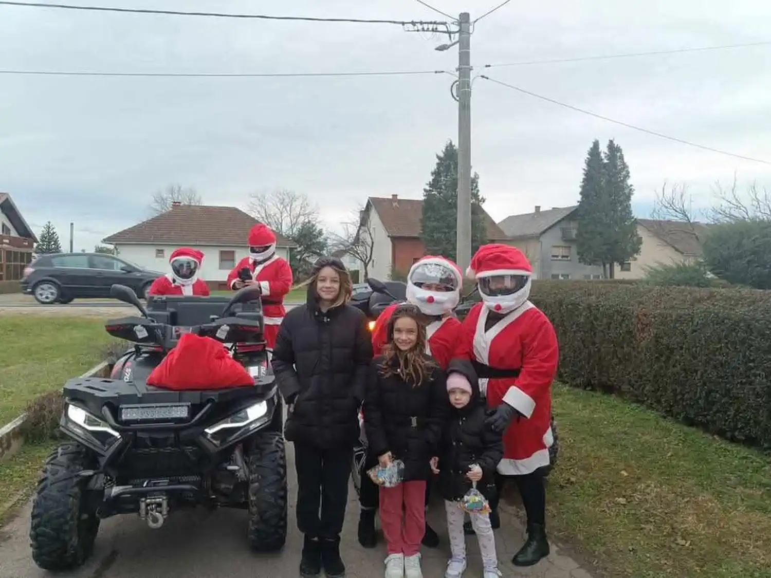 ODLIČNA IDEJA Bake Mrazice i djedovi Mrazovi razveselili djecu Gornjeg Hrašćana (1)