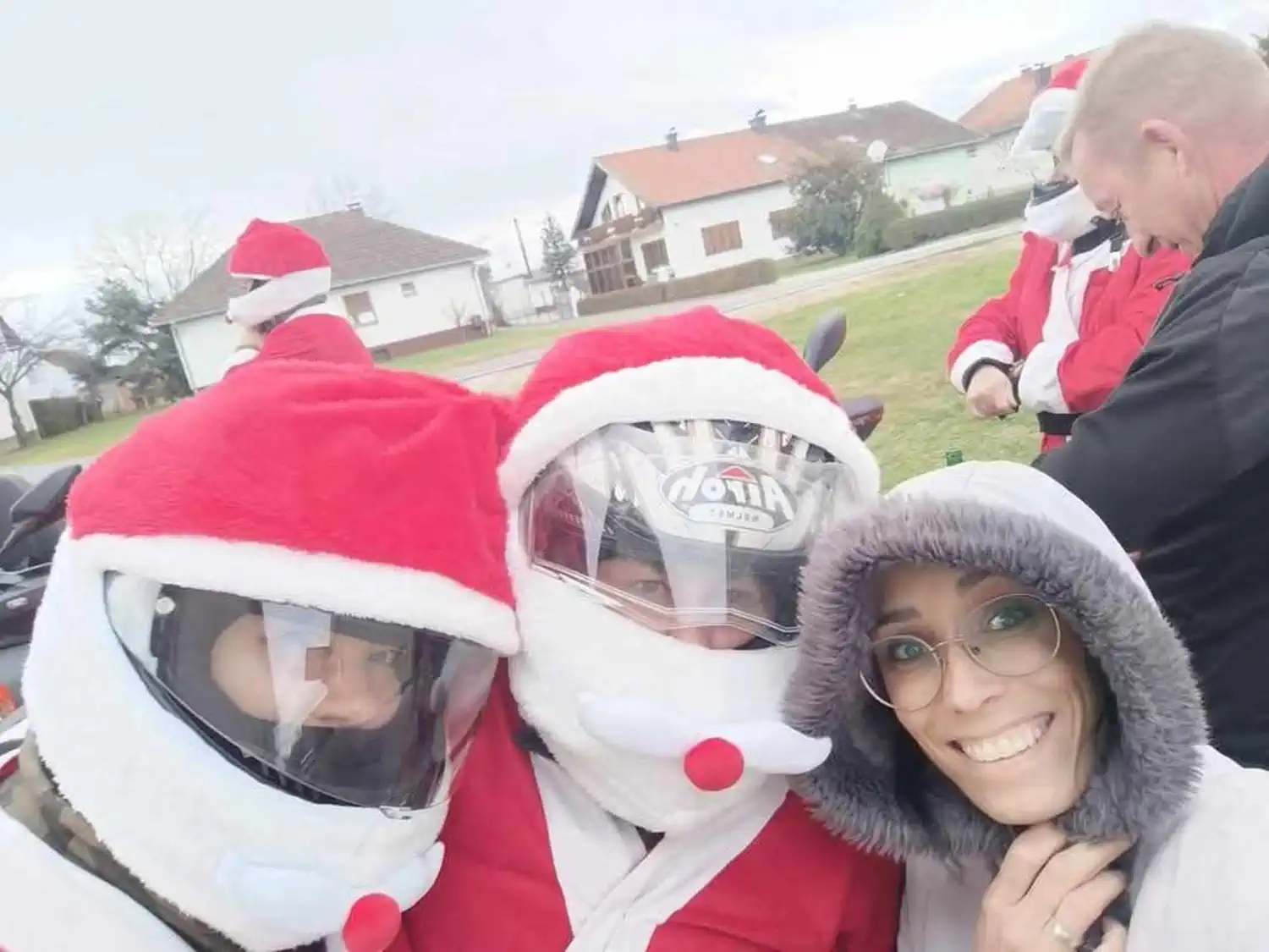 ODLIČNA IDEJA Bake Mrazice i djedovi Mrazovi razveselili djecu Gornjeg Hrašćana (2)