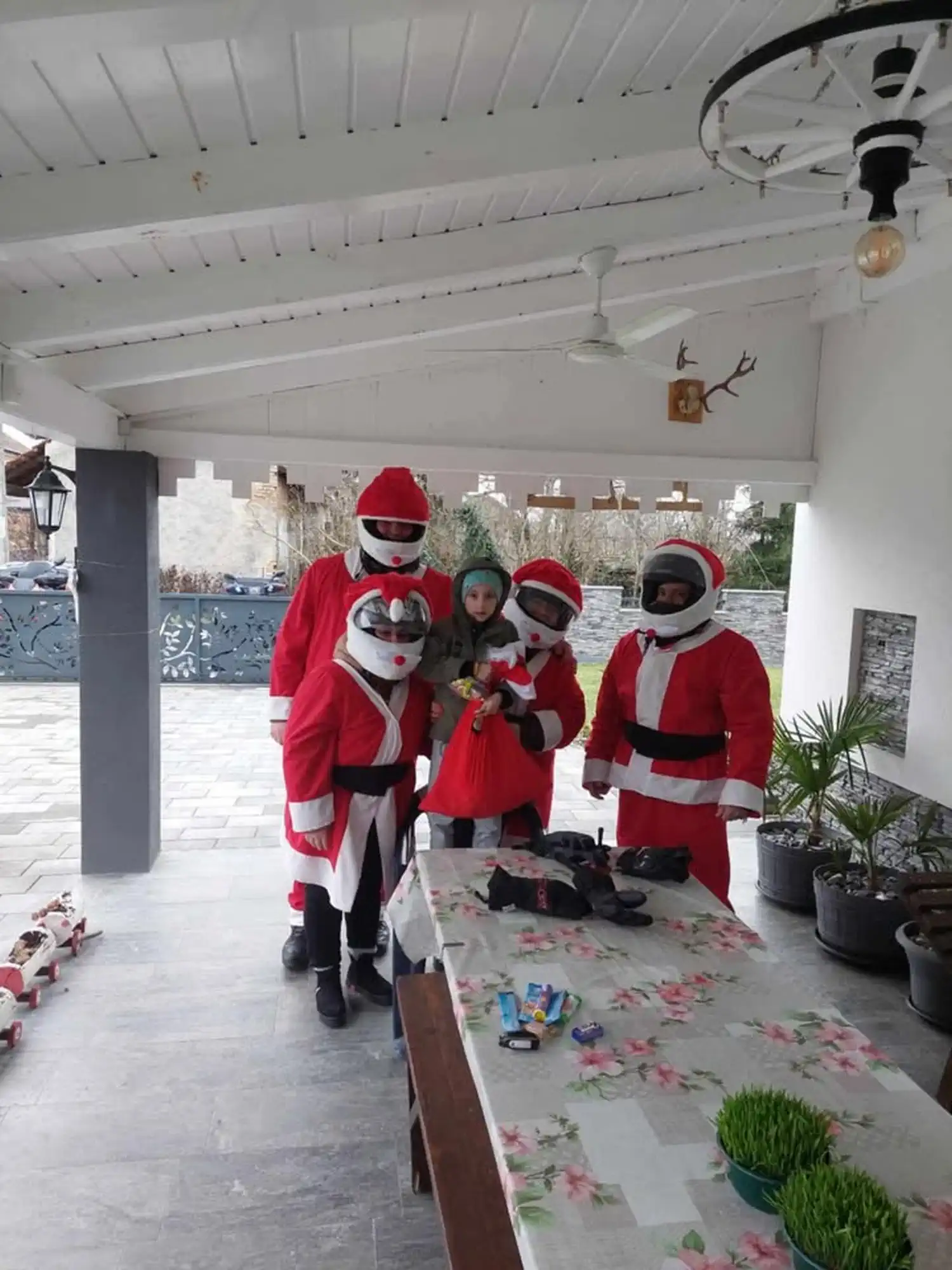 ODLIČNA IDEJA Bake Mrazice i djedovi Mrazovi razveselili djecu Gornjeg Hrašćana (4)