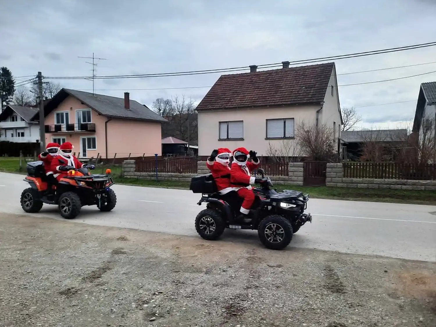 ODLIČNA IDEJA Bake Mrazice i djedovi Mrazovi razveselili djecu Gornjeg Hrašćana (5)