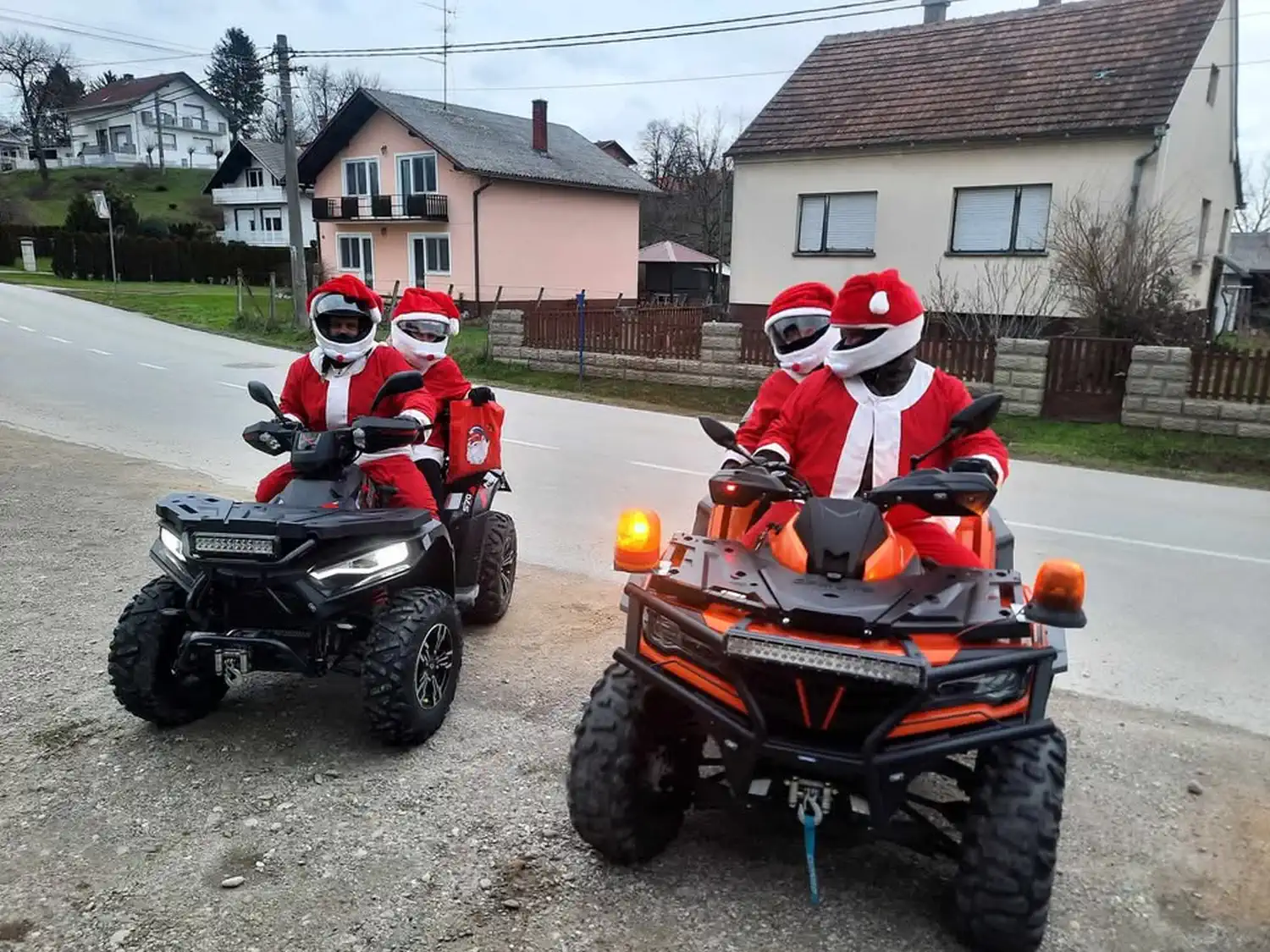 ODLIČNA IDEJA Bake Mrazice i djedovi Mrazovi razveselili djecu Gornjeg Hrašćana (7)