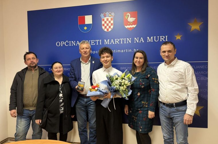 OPĆINSKI PRIJEM Načelnik Srša čestitao Filipu Bogdanu na uspjehu u Supertalentu (5) OPĆINSKI PRIJEM Načelnik Srša čestitao Filipu Bogdanu na uspjehu u Supertalentu (5)