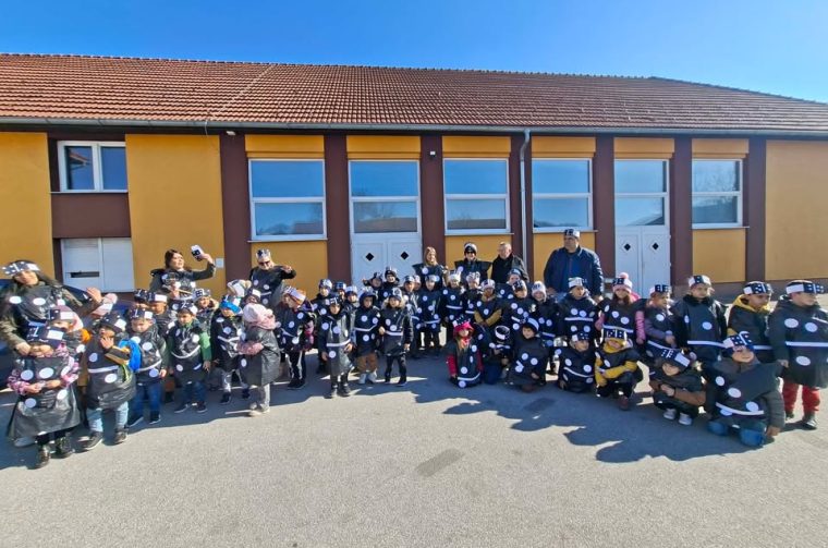 OREHOVICA Maškare preuzele ključeve općine i zasladile se krafnama (1) OREHOVICA Maškare preuzele ključeve općine i zasladile se krafnama (1)