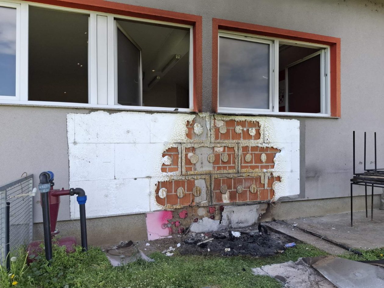 OREHOVICA Nepoznati počinitelj zapalio kante kod NK Croatie, vatra zahvatila i fasadu (1)