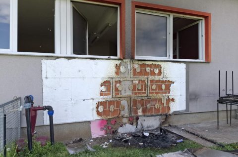 OREHOVICA Nepoznati počinitelj zapalio kante kod NK Croatie, vatra zahvatila i fasadu (1)