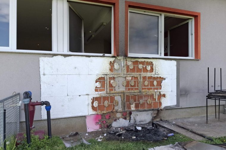 OREHOVICA Nepoznati počinitelj zapalio kante kod NK Croatie, vatra zahvatila i fasadu (1)