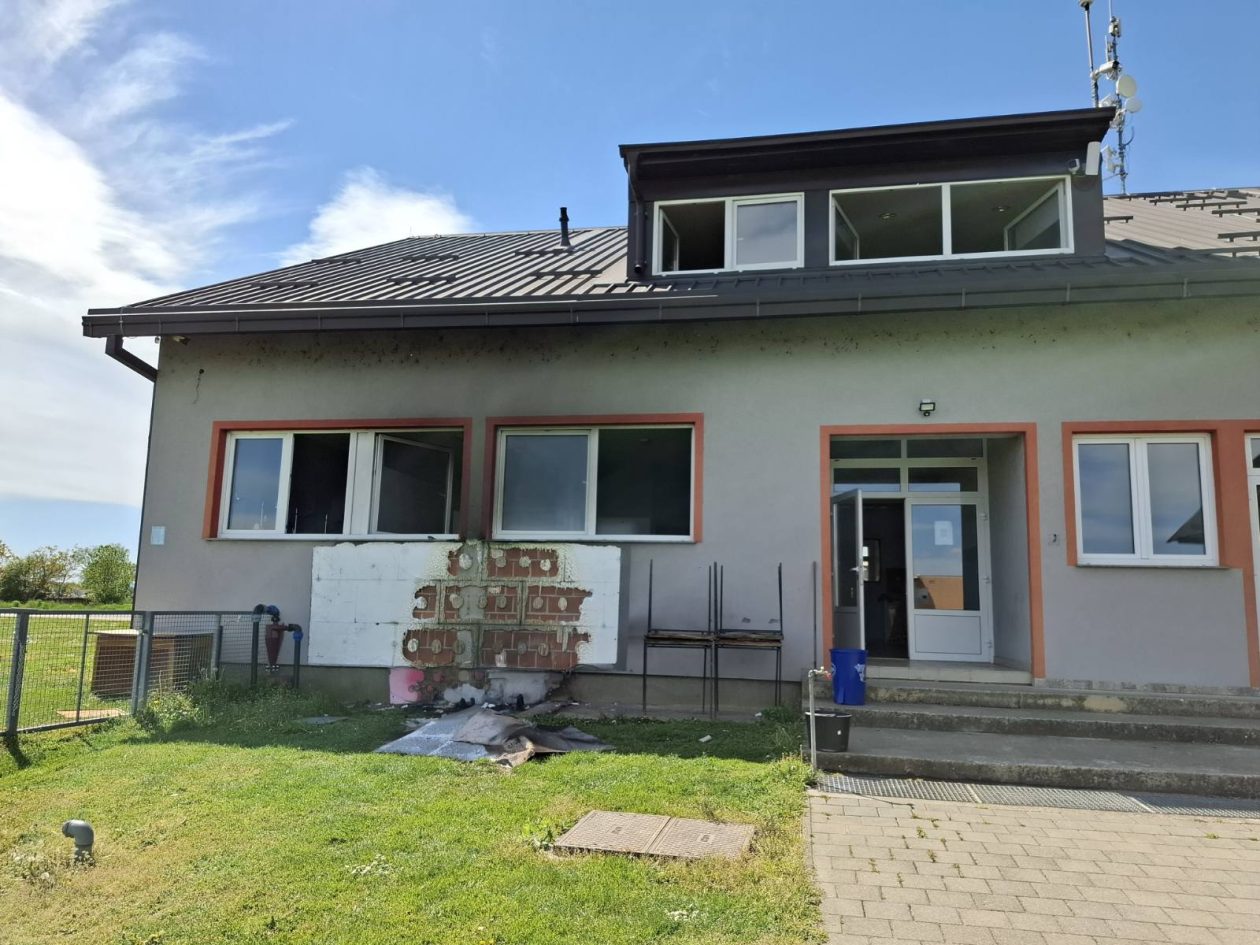 OREHOVICA Nepoznati počinitelj zapalio kante kod NK Croatie, vatra zahvatila i fasadu (3)