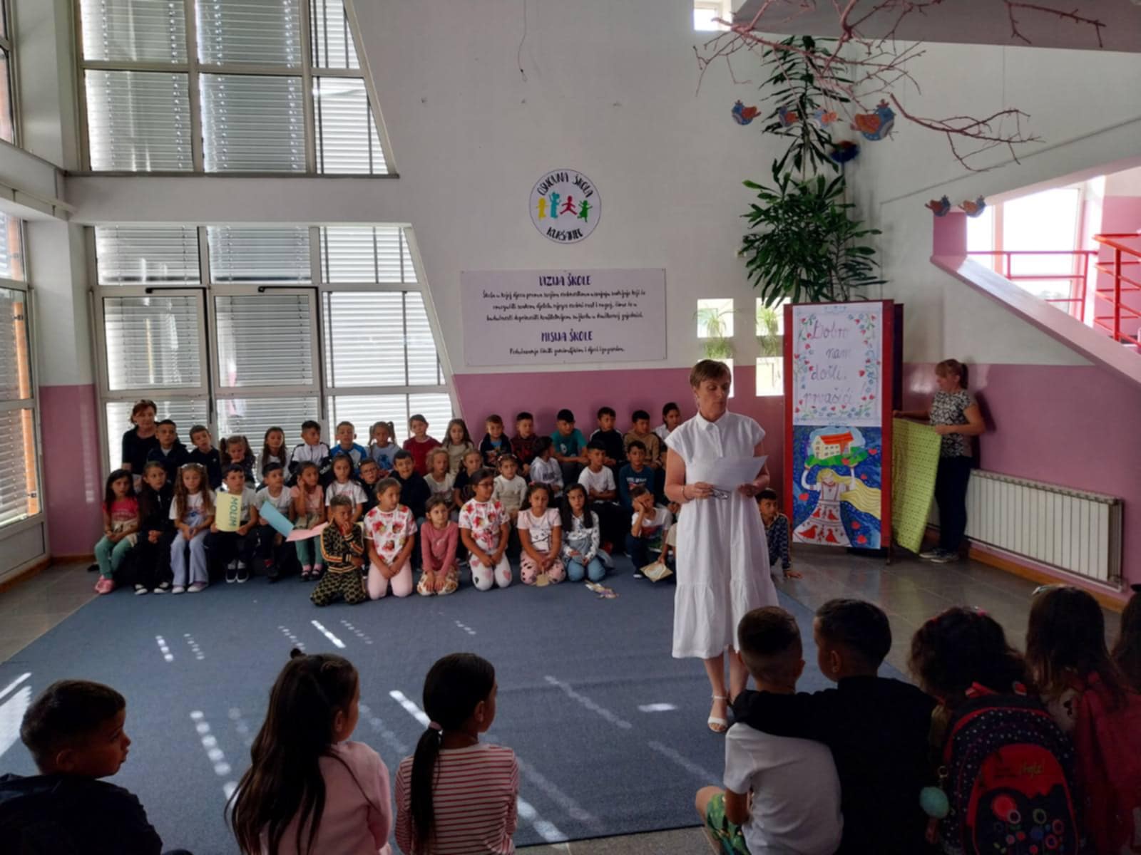 OŠ KURŠANEC Mali školarci hrabro zakoračili u prve razrede uz podršku starijih kolega (1)