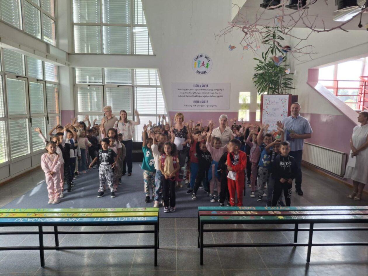 OŠ KURŠANEC Mali školarci hrabro zakoračili u prve razrede uz podršku starijih kolega (3) OŠ KURŠANEC Mali školarci hrabro zakoračili u prve razrede uz podršku starijih kolega (3)