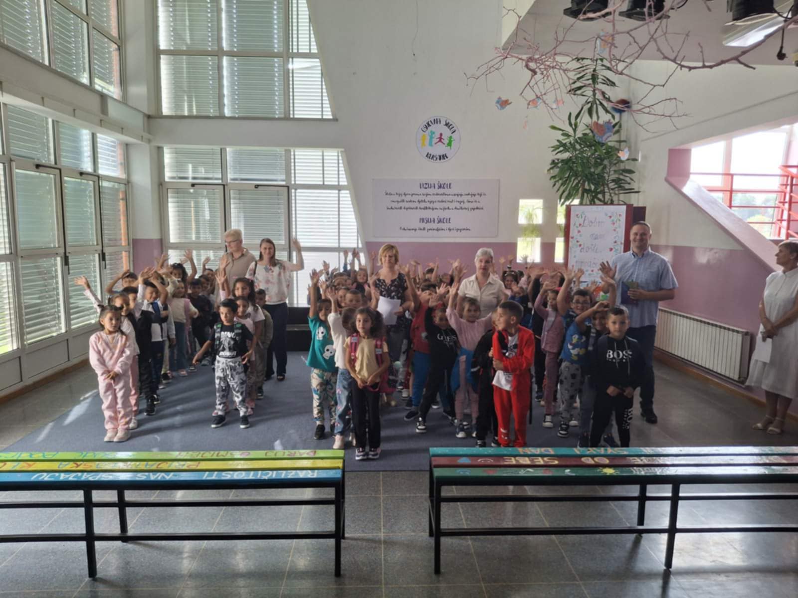 OŠ KURŠANEC Mali školarci hrabro zakoračili u prve razrede uz podršku starijih kolega (3)