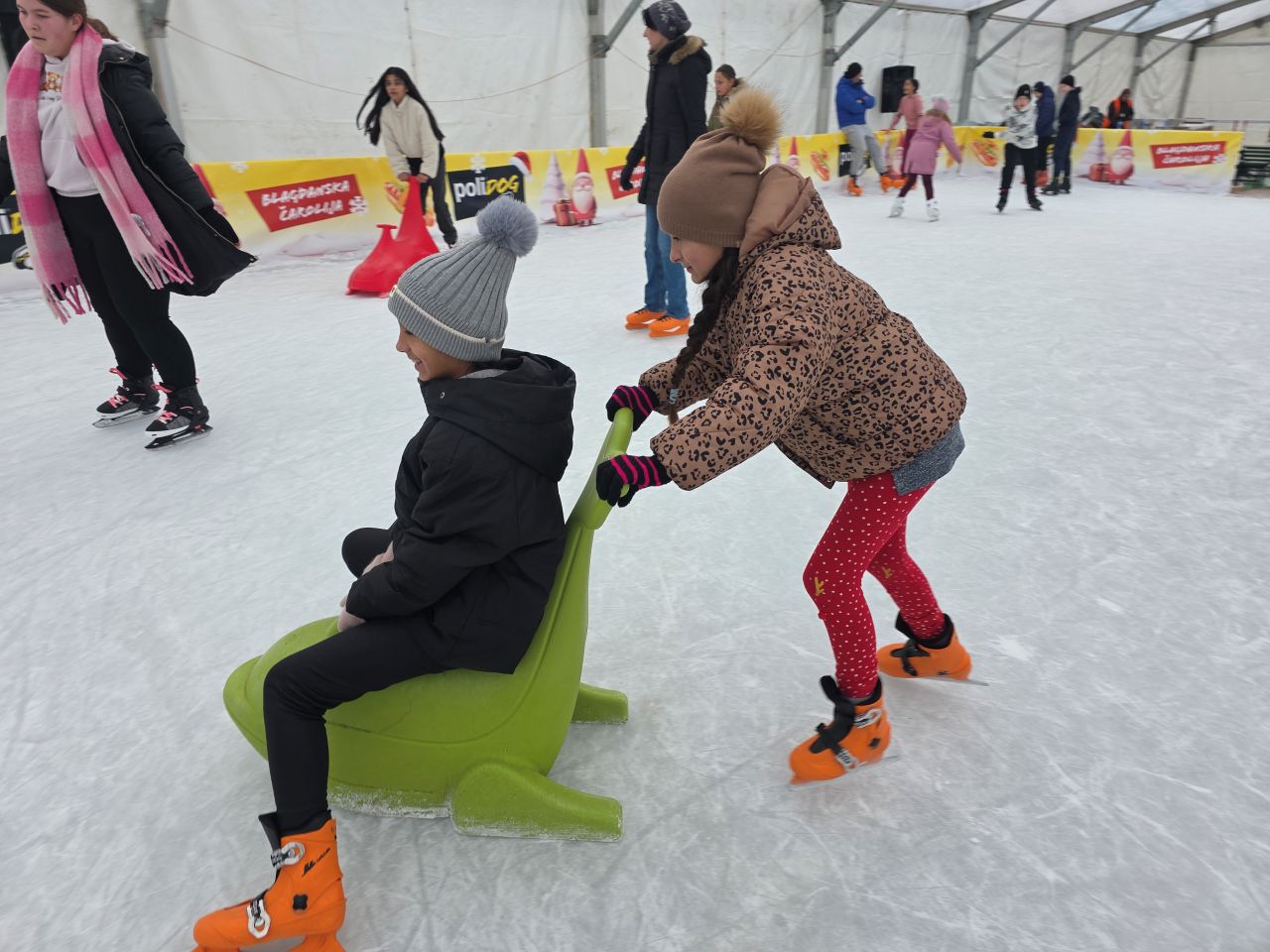 OŠ KURŠANEC Učenice uživale u nezaboravnom jutru na klizalištu u Čakovcu (2) OŠ KURŠANEC Učenice uživale u nezaboravnom jutru na klizalištu u Čakovcu (2)