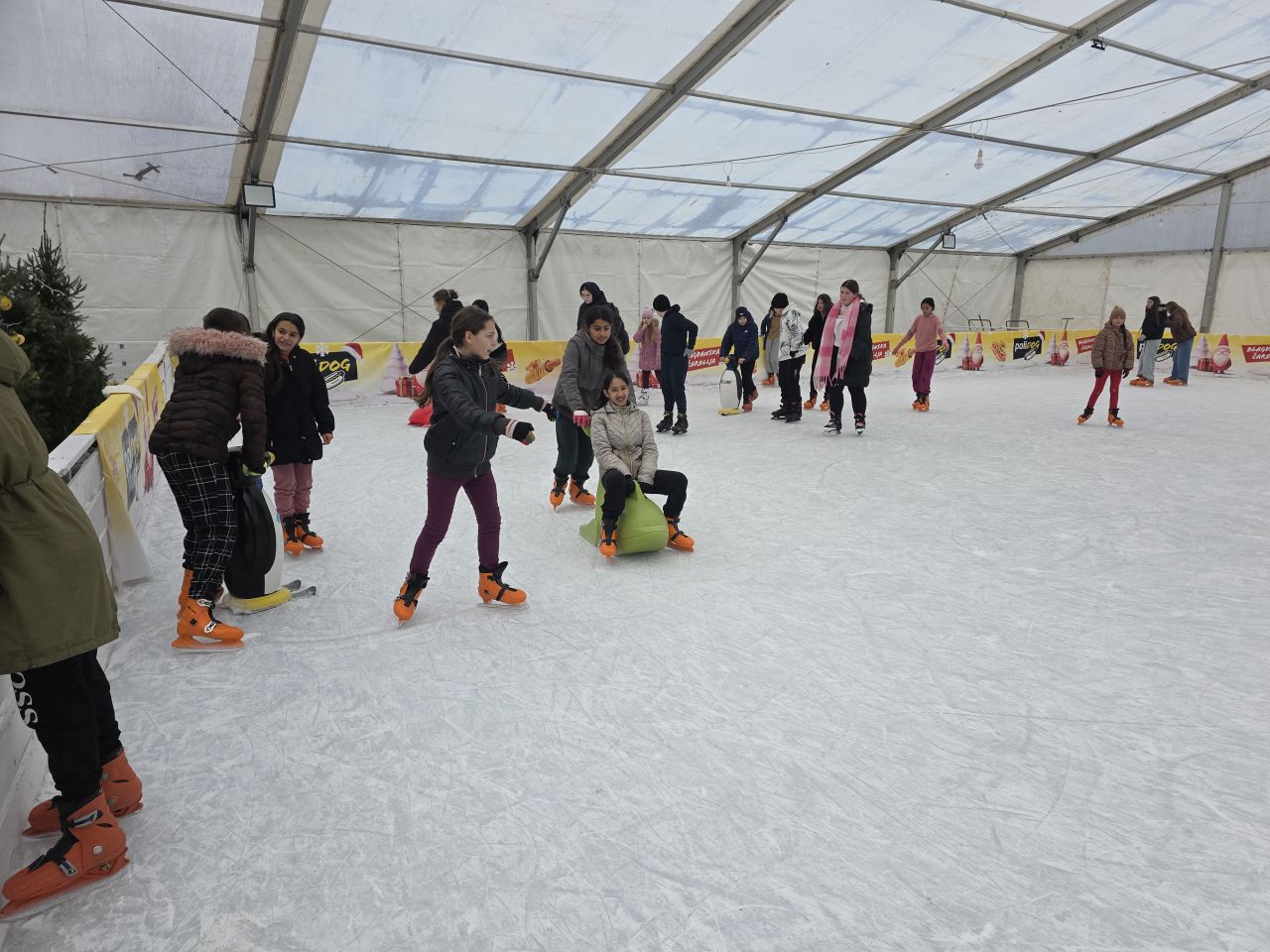 OŠ KURŠANEC Učenice uživale u nezaboravnom jutru na klizalištu u Čakovcu (3) OŠ KURŠANEC Učenice uživale u nezaboravnom jutru na klizalištu u Čakovcu (3)