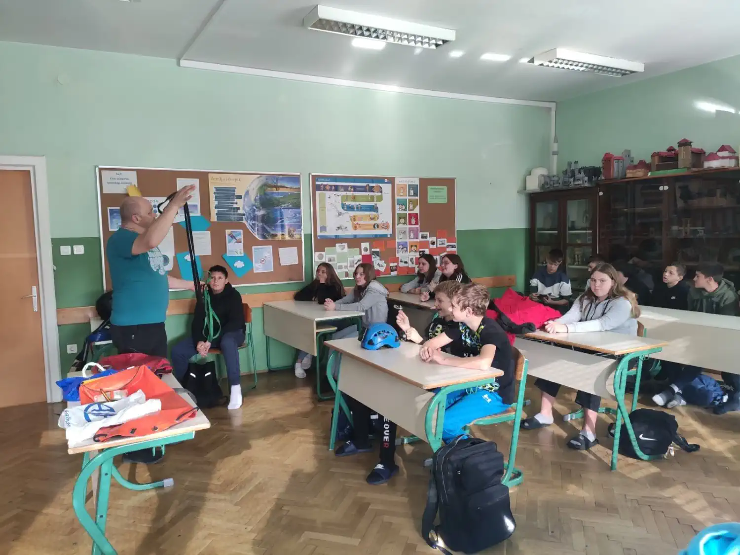 OŠ NEDELIŠĆE Učenici saznali više o speleologiji na predavanju Nikole Pongraca (1) OŠ NEDELIŠĆE Učenici saznali više o speleologiji na predavanju Nikole Pongraca (1)