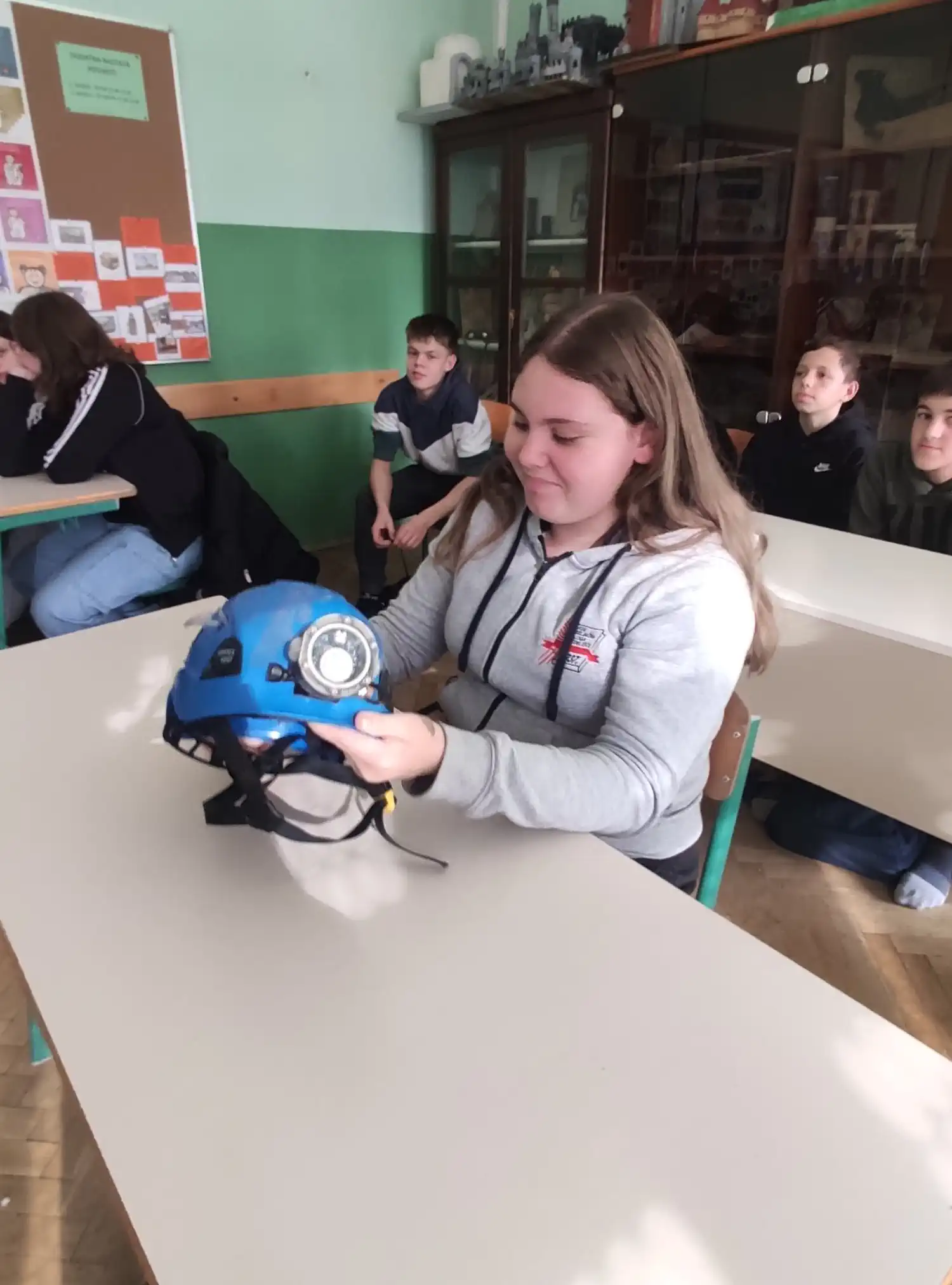 OŠ NEDELIŠĆE Učenici saznali više o speleologiji na predavanju Nikole Pongraca (2) OŠ NEDELIŠĆE Učenici saznali više o speleologiji na predavanju Nikole Pongraca (2)